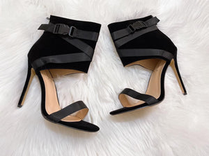 Buckled struts heels