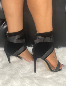 Buckled struts heels